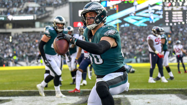 PHILADELPHIA, PA - DECEMBER 23: Philadelphia Eagles tight end Zach Ertz (86) scores a touchdown during the NFL game between the Houston Texans and the Philadelphia Eagles on December 23, 2018 at Lincoln Financial Field in Philadelphia PA.
