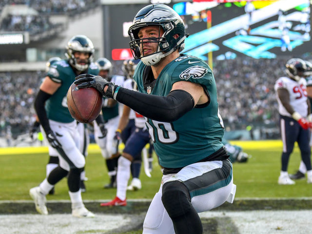 PHILADELPHIA, PA - DECEMBER 23: Philadelphia Eagles tight end Zach Ertz (86) scores a touchdown during the NFL game between the Houston Texans and the Philadelphia Eagles on December 23, 2018 at Lincoln Financial Field in Philadelphia PA.