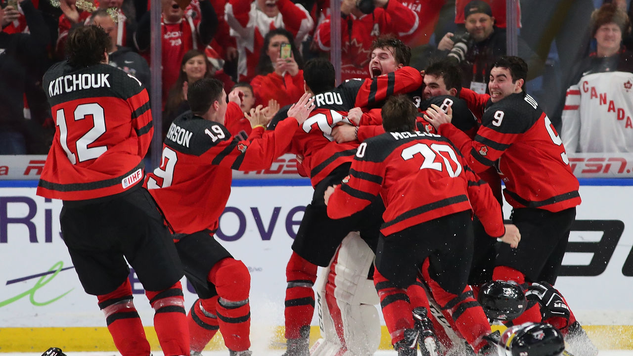 BUFFALO, NY - JANUARY 5: Team Canada celebrates after winning against Sweden during the Gold medal game of the IIHF World Junior Championship at KeyBank Center on January 5, 2018 in Buffalo, New York. Canada beat Sweden 3-1. *** Local Caption ***