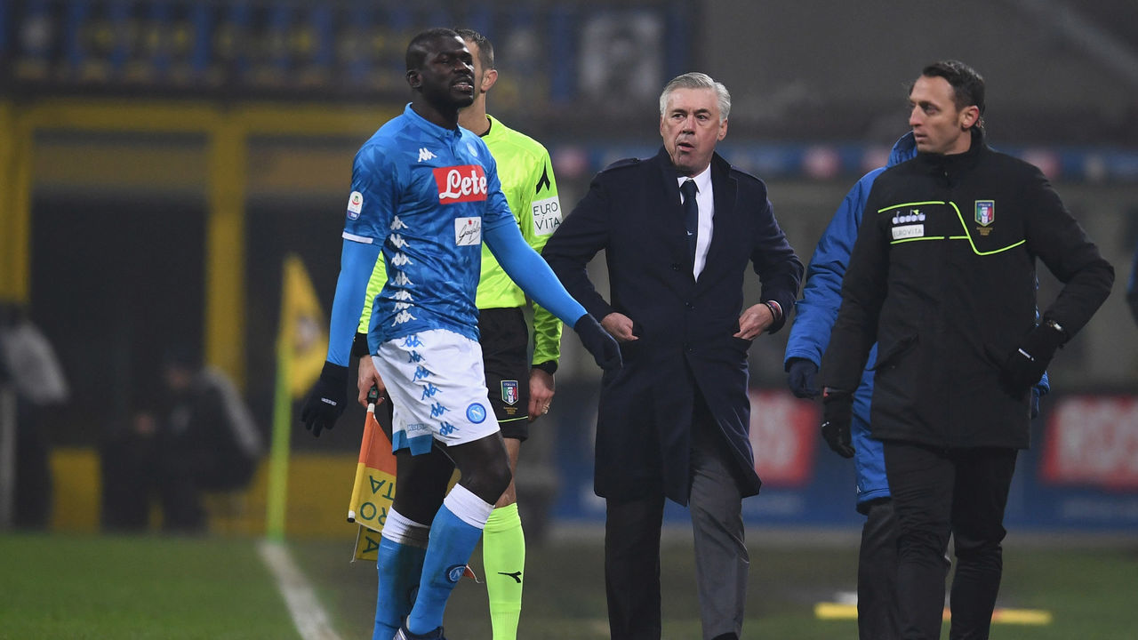 MILAN, ITALY - DECEMBER 26: Napoli's defender Kalidou Koulibaly (2ndL) exits the pitch after receiving a red card as Napoli's Italian coach Carlo Ancelotti (C) looks on during the Serie A match between FC Internazionale and SSC Napoli at Stadio Giuseppe Meazza on December 26, 2018 in Milan, Italy.