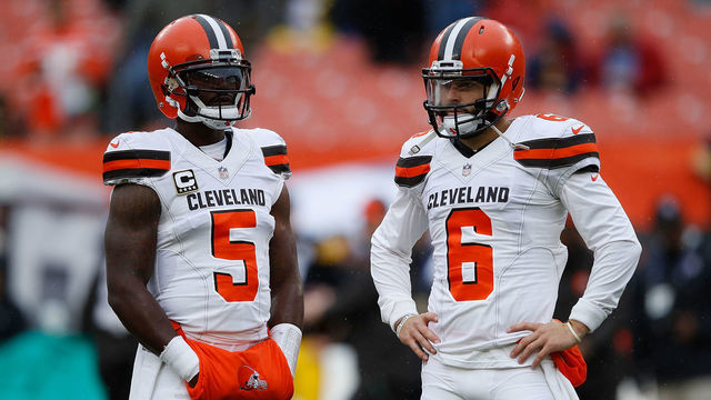 CLEVELAND, OH - SEPTEMBER 09: Tyrod Taylor #5 of the Cleveland Browns warms up alongside Baker Mayfield #6 prior to the game against the Pittsburgh Steelers at FirstEnergy Stadium on September 9, 2018 in Cleveland, Ohio.