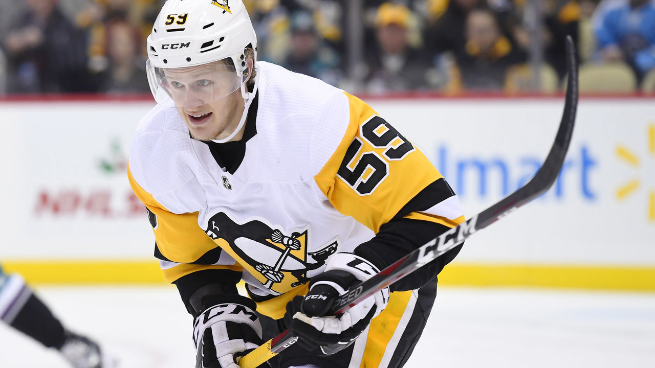 PITTSBURGH, PA - DECEMBER 17: Pittsburgh Penguins Right Wing Jake Guentzel (59) skates during the first period in the NHL game between the Pittsburgh Penguins and the Anaheim Ducks on December 17, 2018, at PPG Paints Arena in Pittsburgh, PA.