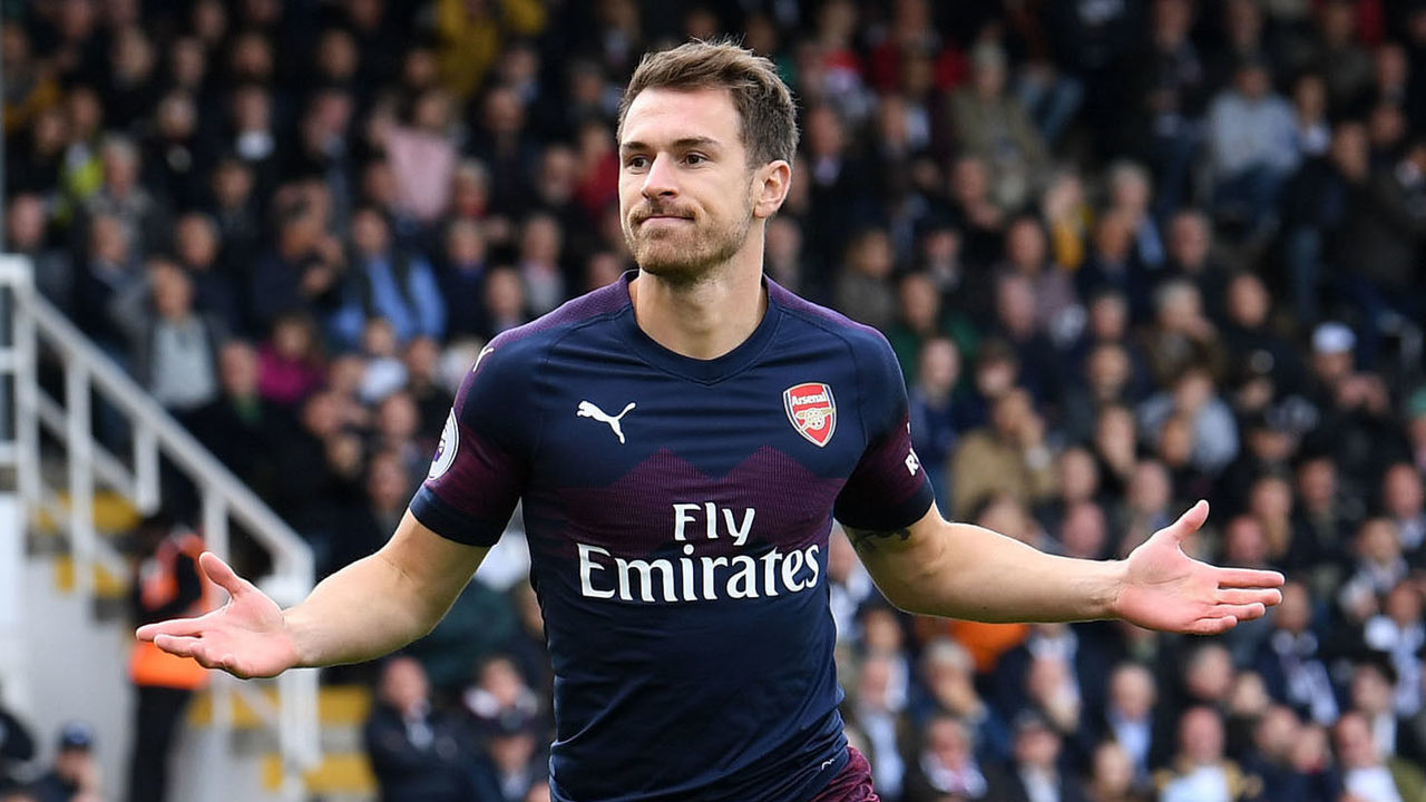 LONDON, ENGLAND - OCTOBER 07: Aaron Ramsey celebrates scoring Arsenal's 3rd goal during the Premier League match between Fulham FC and Arsenal FC at Craven Cottage on October 7, 2018 in London, United Kingdom.