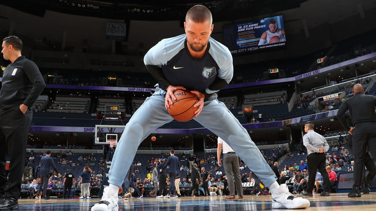 MEMPHIS, TN - OCTOBER 6: Chandler Parsons #25 of the Memphis Grizzlies warms up before the game against the Indiana Pacers during a pre-season game on October 6, 2018 at FedExForum in Memphis, Tennessee. Mandatory Copyright Notice: Copyright 2018 NBAE