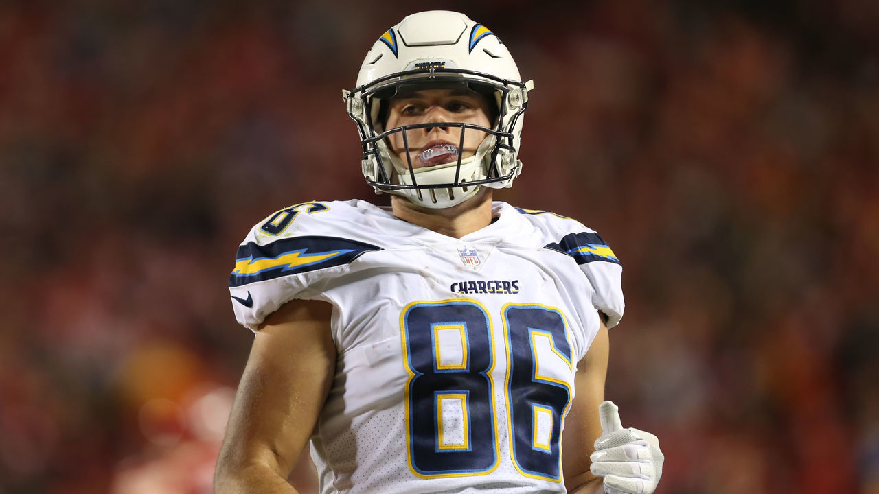 KANSAS CITY, MO - DECEMBER 16: Los Angeles Chargers tight end Hunter Henry (86) during the second quarter of a week 15 NFL game between the Los Angeles Chargers and Kansas City Chiefs on December 16, 2017 at Arrowhead Stadium in Kansas City, MO.