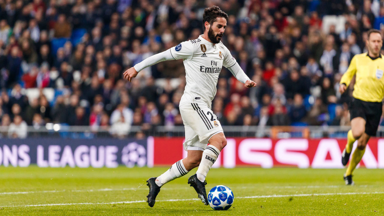 MADRID, SPAIN - DECEMBER 12: Isco Alarcón of Real Madrid controls the ball during the UEFA Champions League Group G match between Real Madrid and CSKA Moscow at Bernabeu on December 12, 2018 in Madrid, Spain.