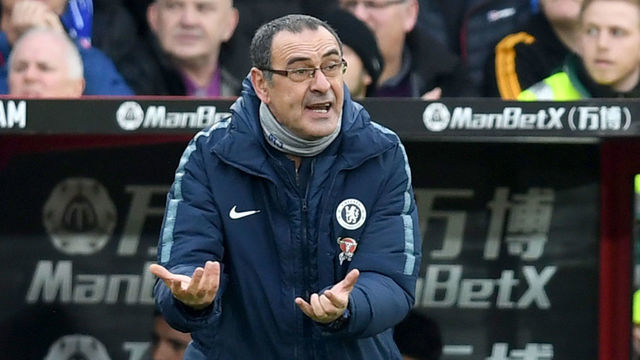 LONDON, ENGLAND - DECEMBER 30: Maurizio Sarri, Manager of Chelsea gives his team instructions during the Premier League match between Crystal Palace and Chelsea FC at Selhurst Park on December 30, 2018 in London, United Kingdom.