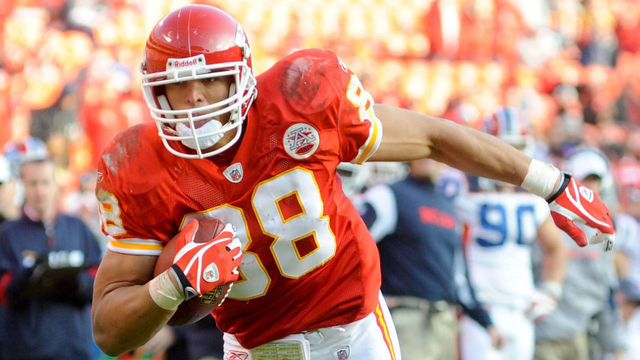 23 November 2008: Tight end Tony Gonzalez (88) of the Kansas City Chiefs runs for yards after the catch in the second half against the Buffalo Bills. The Bills beat the Chiefs 54-31 at Arrowhead Stadium in Kansas City, Mo.