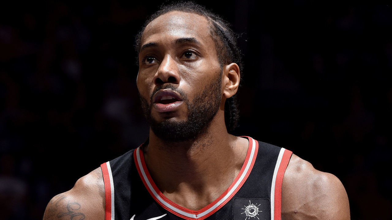 ORLANDO, FL - DECEMBER 28: Kawhi Leonard #2 of the Toronto Raptors goes for a free throw shot against the Orlando Magic on December 28, 2018 at Amway Center in Orlando, Florida. Mandatory Copyright Notice: Copyright 2018 NBAE