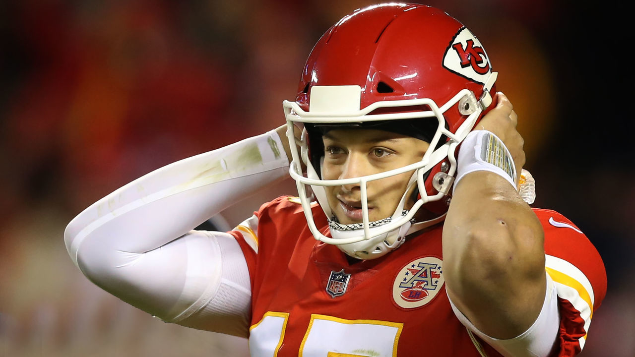 KANSAS CITY, MO - DECEMBER 30: Kansas City Chiefs quarterback Patrick Mahomes (15) in the third quarter of an NFL game between the Oakland Raiders and Kansas City Chiefs on December 30, 2018 at Arrowhead Stadium in Kansas City, MO.