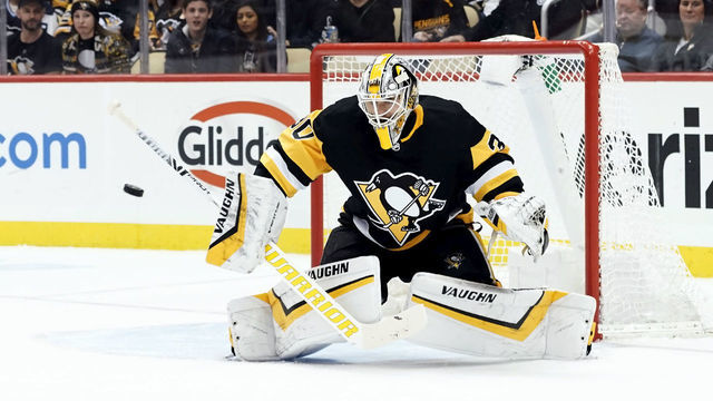 PITTSBURGH, PA - JANUARY 04: Pittsburgh Penguins Goalie Matt Murray (30) makes a save during the second period in the NHL game between the Pittsburgh Penguins and the Winnipeg Jets on January 4, 2019, at PPG Paints Arena in Pittsburgh, PA.