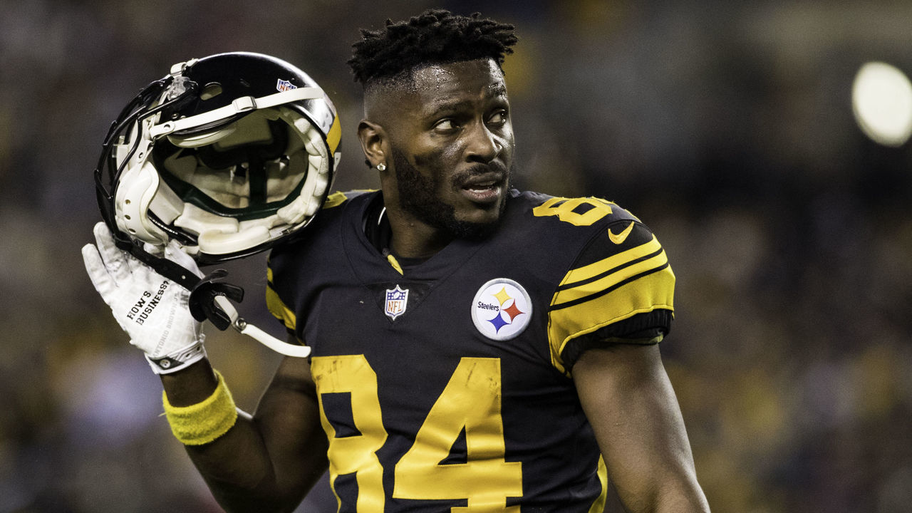 PITTSBURGH, PA -DECEMBER 16: Pittsburgh Steelers wide receiver Antonio Brown (84) looks on during the NFL football game between the New England Patriots and the Pittsburgh Steelers on December 16, 2018 at Heinz Field in Pittsburgh, PA.