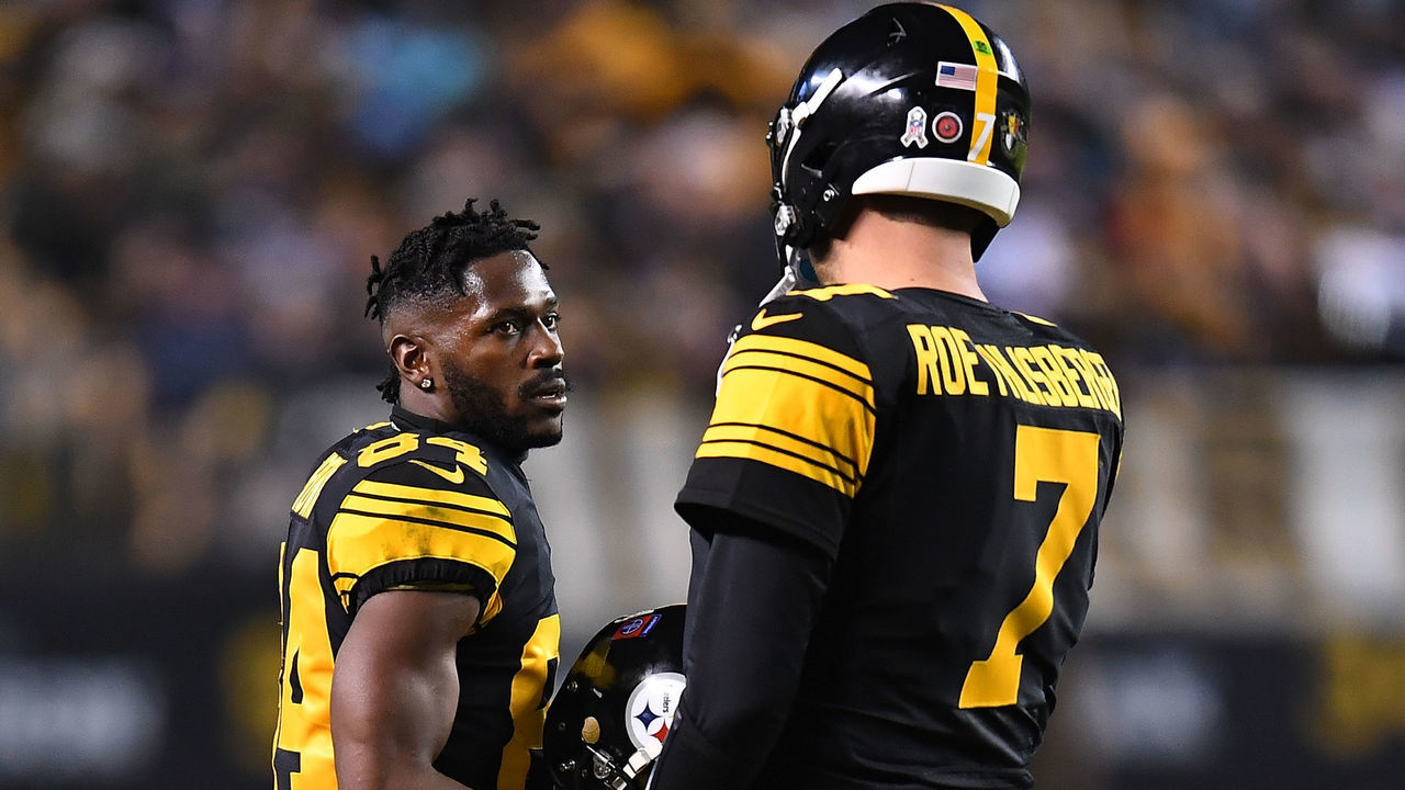 PITTSBURGH, PA - NOVEMBER 08: Antonio Brown #84 of the Pittsburgh Steelers talks with Ben Roethlisberger #7 during the game against the Carolina Panthers at Heinz Field on November 8, 2018 in Pittsburgh, Pennsylvania.