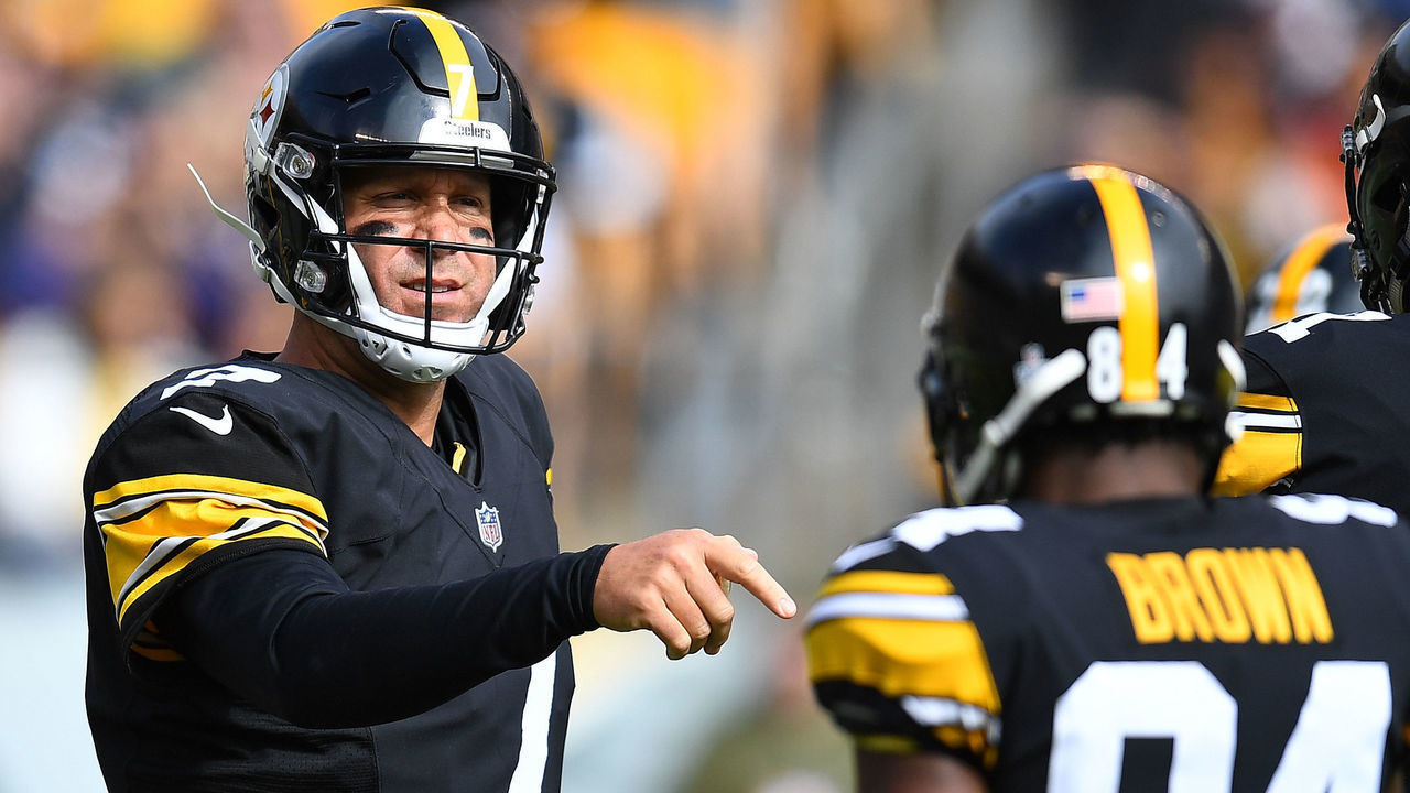 PITTSBURGH, PA - OCTOBER 28: Ben Roethlisberger #7 talks with Antonio Brown #84 of the Pittsburgh Steelers during the game against the Cleveland Browns at Heinz Field on October 28, 2018 in Pittsburgh, Pennsylvania.