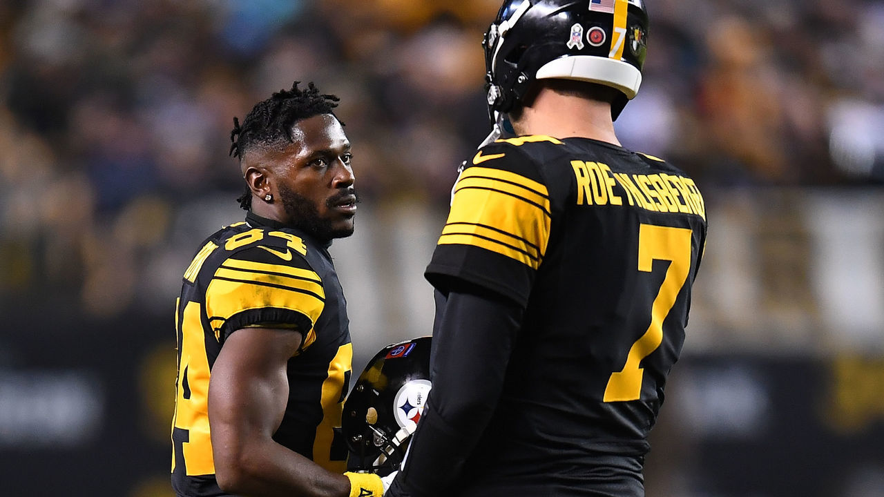 PITTSBURGH, PA - NOVEMBER 08: Antonio Brown #84 of the Pittsburgh Steelers talks with Ben Roethlisberger #7 during the game against the Carolina Panthers at Heinz Field on November 8, 2018 in Pittsburgh, Pennsylvania.