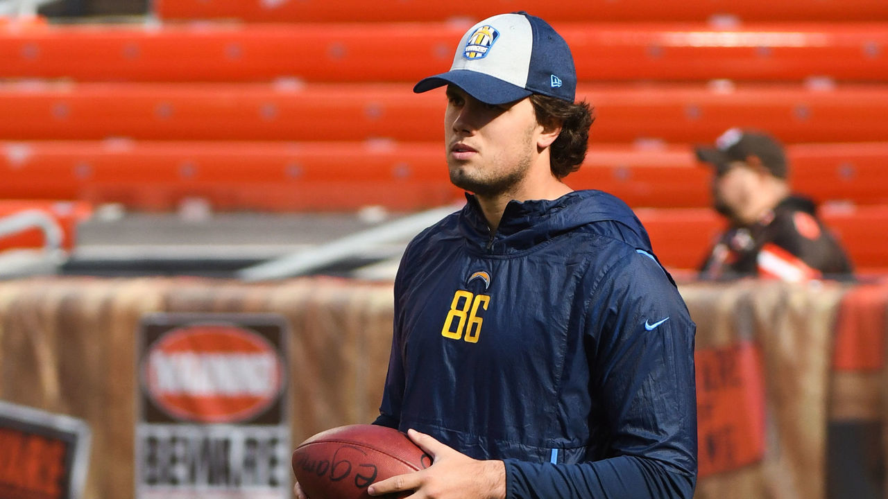 CLEVELAND, OH - OCTOBER 14, 2018: Tight end Hunter Henry #86 of the Los Angeles Chargers on the field prior to a game against the Cleveland Browns on October 14, 2018 at FirstEnergy Stadium in Cleveland, Ohio. Los Angeles won 38-14. (Photo by: 2018 Nick Cammett/Diamond Images/Getty Images)