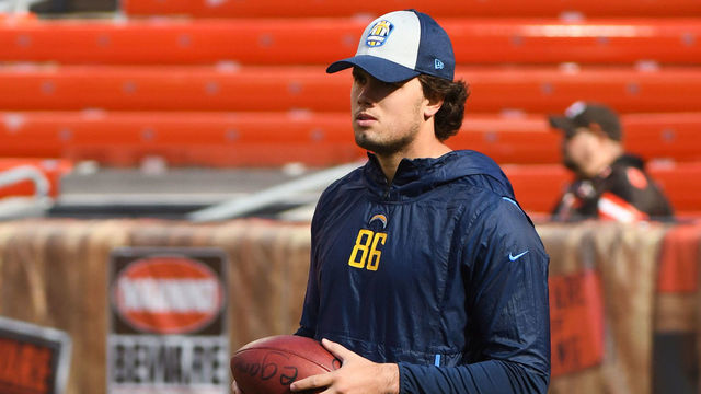 CLEVELAND, OH - OCTOBER 14, 2018: Tight end Hunter Henry #86 of the Los Angeles Chargers on the field prior to a game against the Cleveland Browns on October 14, 2018 at FirstEnergy Stadium in Cleveland, Ohio. Los Angeles won 38-14. (Photo by: 2018 Nick Cammett/Diamond Images/Getty Images)