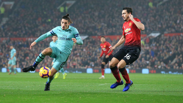 MANCHESTER, ENGLAND - DECEMBER 05: Hector Bellerin of Arsenal battles with Matteo Darmian of Man Utd during the Premier League match between Manchester United and Arsenal at Old Trafford on December 5, 2018 in Manchester, United Kingdom.