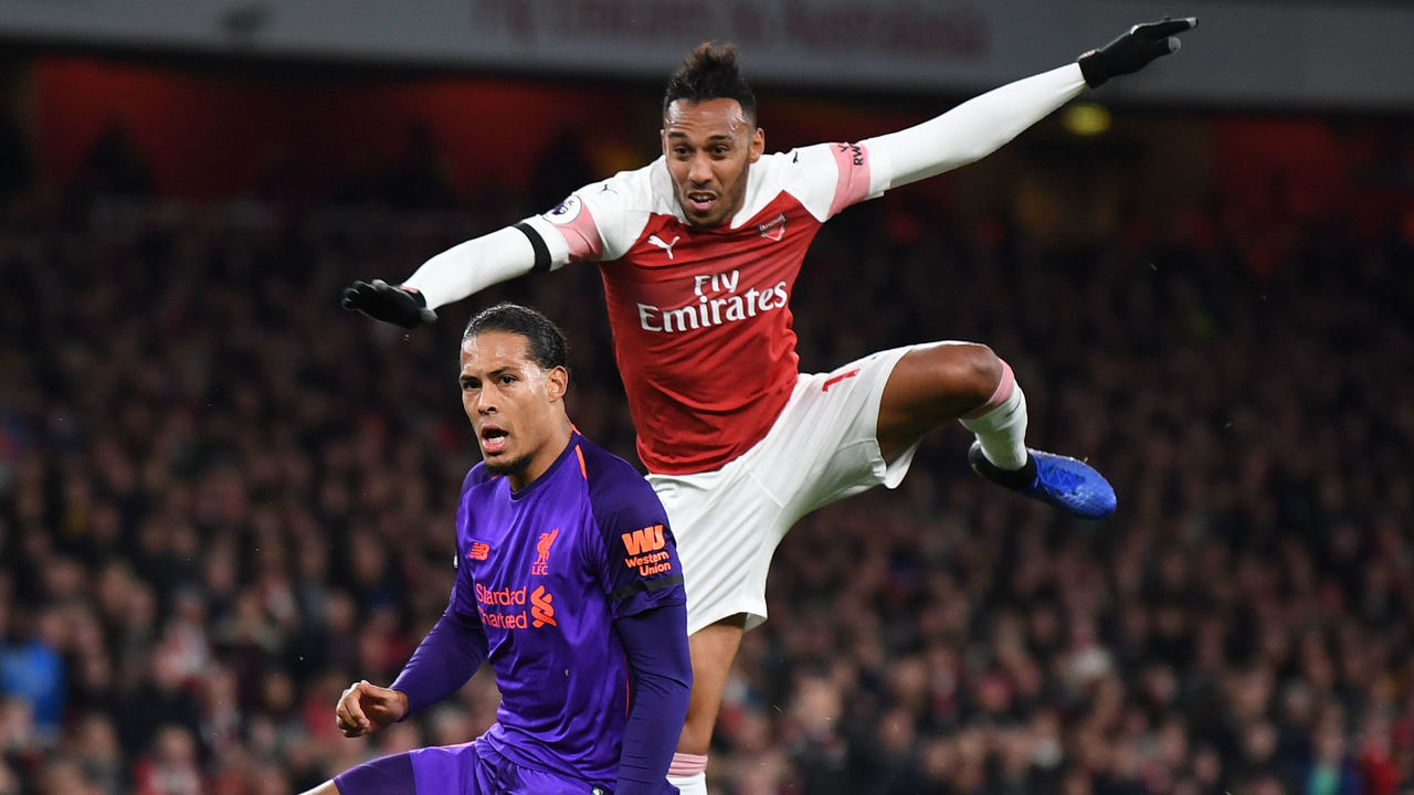 LONDON, ENGLAND - NOVEMBER 03: Pierre-Emerick Aubameyang of Arsenal shoots under under pressure from Virgil van Dijk of Liverpool during the Premier League match between Arsenal FC and Liverpool FC at Emirates Stadium on November 3, 2018 in London, United Kingdom.