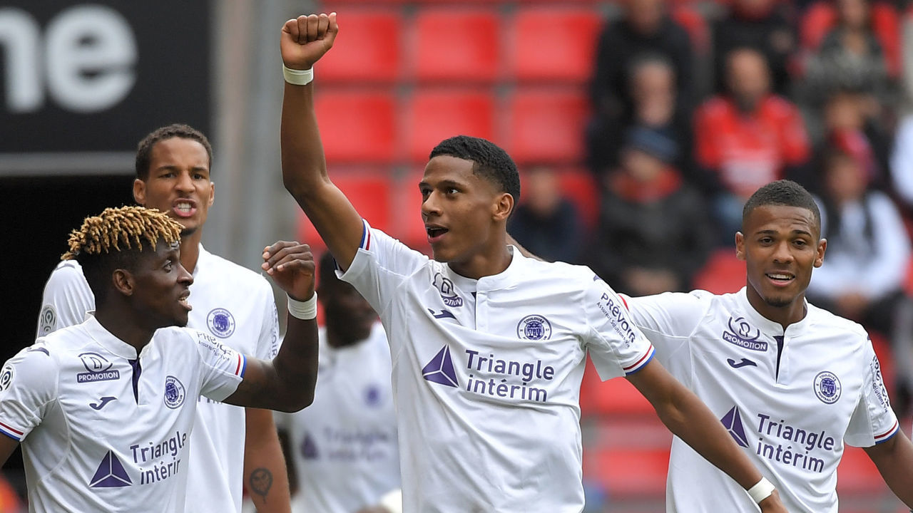Toulouse's French defender Jean-Clair Todibo (C) is congratulated by teammates after scoring a goal during the French L1 football match Rennes vs Toulouse, on September 30, 2018 at the Roazhon Park stadium in Rennes, western France.