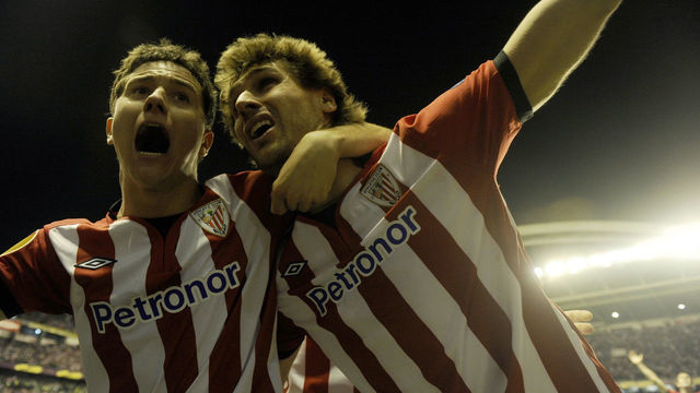 Athletic Bilbao's forward Fernando Llorente (R) celebrates with Athletic Bilbao's midfielder Ander Herrera (L) after scoring his team's third goal during the UEFA Europa League second leg semi-final football match Athletic Bilbao against Sporting Clube Portugal at the San Mames stadium in Bilbao on April 26, 2012. Athletic won 3-1 and qualified for the final. AFP PHOTO/ RAFA RIVAS