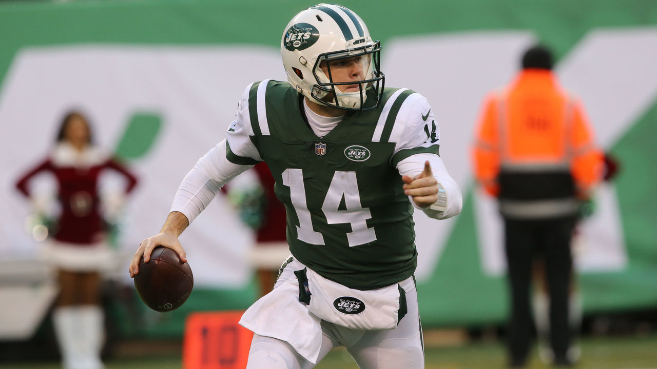 EAST RUTHERFORD, NEW JERSEY - DECEMBER 23: Quarterback Sam Darnold #14 of the New York Jets in action against the Green Bay Packers at MetLife Stadium on December 23, 2018 in East Rutherford, New Jersey.