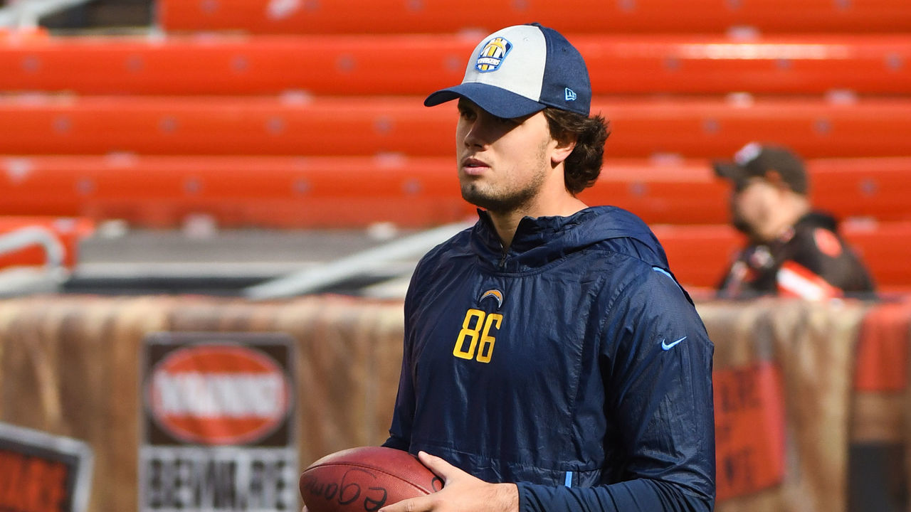 CLEVELAND, OH - OCTOBER 14, 2018: Tight end Hunter Henry #86 of the Los Angeles Chargers on the field prior to a game against the Cleveland Browns on October 14, 2018 at FirstEnergy Stadium in Cleveland, Ohio. Los Angeles won 38-14. (Photo by: 2018 Nick Cammett/Diamond Images/Getty Images)