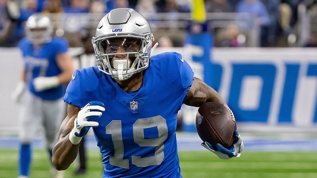 DETROIT, MI - NOVEMBER 22: Kenny Golladay #19 of the Detroit Lions runs with the football in front of Roquan Smith #58 of the Chicago Bears during an NFL, Thanksgiving Day game at Ford Field on November 22, 2018 in Detroit, Michigan. The Bears defeated the Lions 23-16.