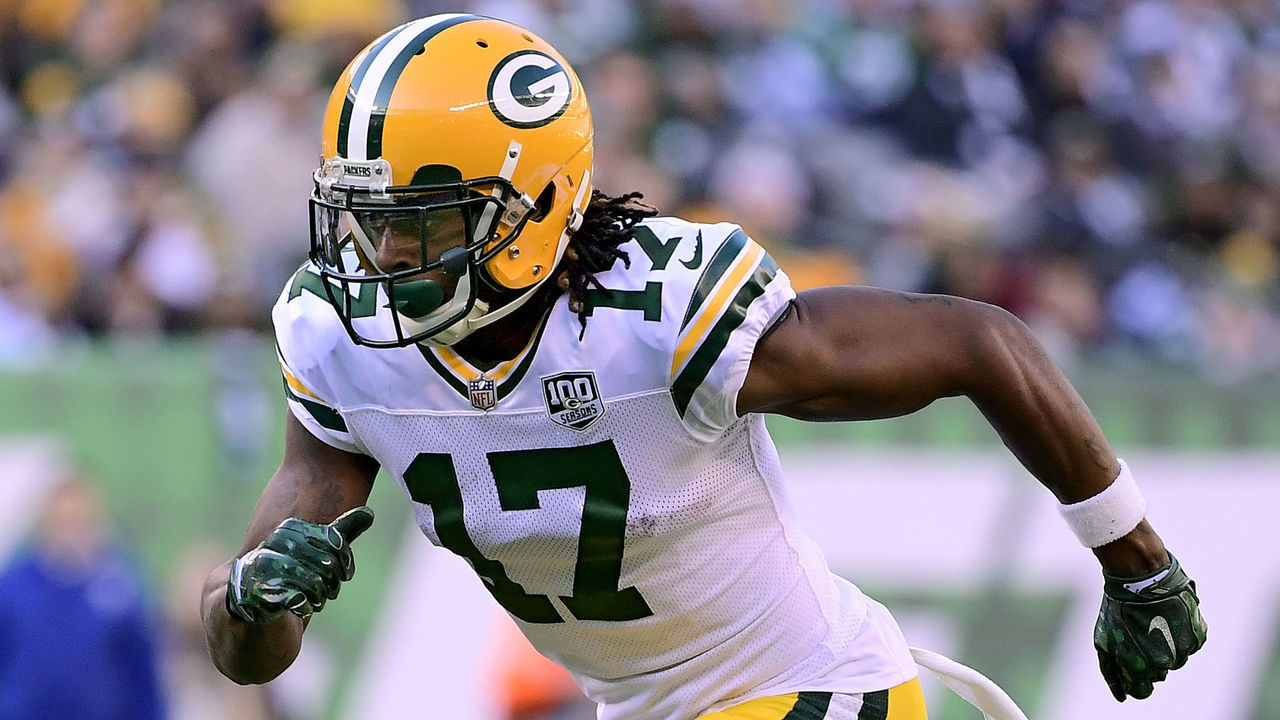 EAST RUTHERFORD, NEW JERSEY - DECEMBER 23: Davante Adams #17 of the Green Bay Packers runs the route against the New York Jets at MetLife Stadium on December 23, 2018 in East Rutherford, New Jersey.