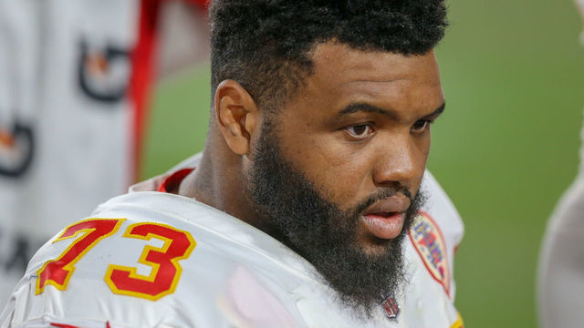 LOS ANGELES, CA - NOVEMBER 19: Kansas City Chiefs offensive tackle Jeff Allen (73) on the sidelines during a NFL game between the Kansas City Chiefs and the Los Angeles Rams on November 19, 2018 at the Los Angeles Memorial Coliseum in Los Angeles, CA.