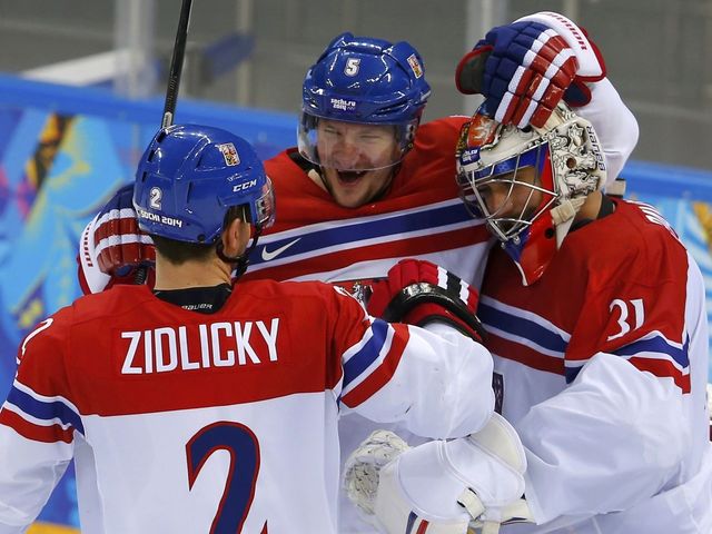 Czech team withstands furious rally from Hossa, Slovakia to advance to quarter-final