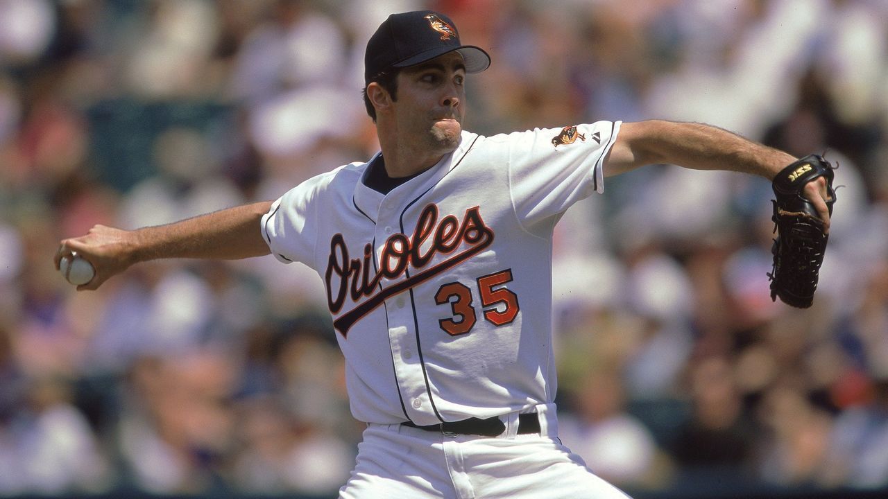 2 Jul 2000: Starting pitcher Mike Mussina #35 of the Baltimore Orioles winds back to pitch against the Toronto Blue Jays at Camden Yards in Baltimore, Maryland. The Orioles defeated the Blue Jays 3-2.Mandatory Credit: Greg Fiume/Allsport