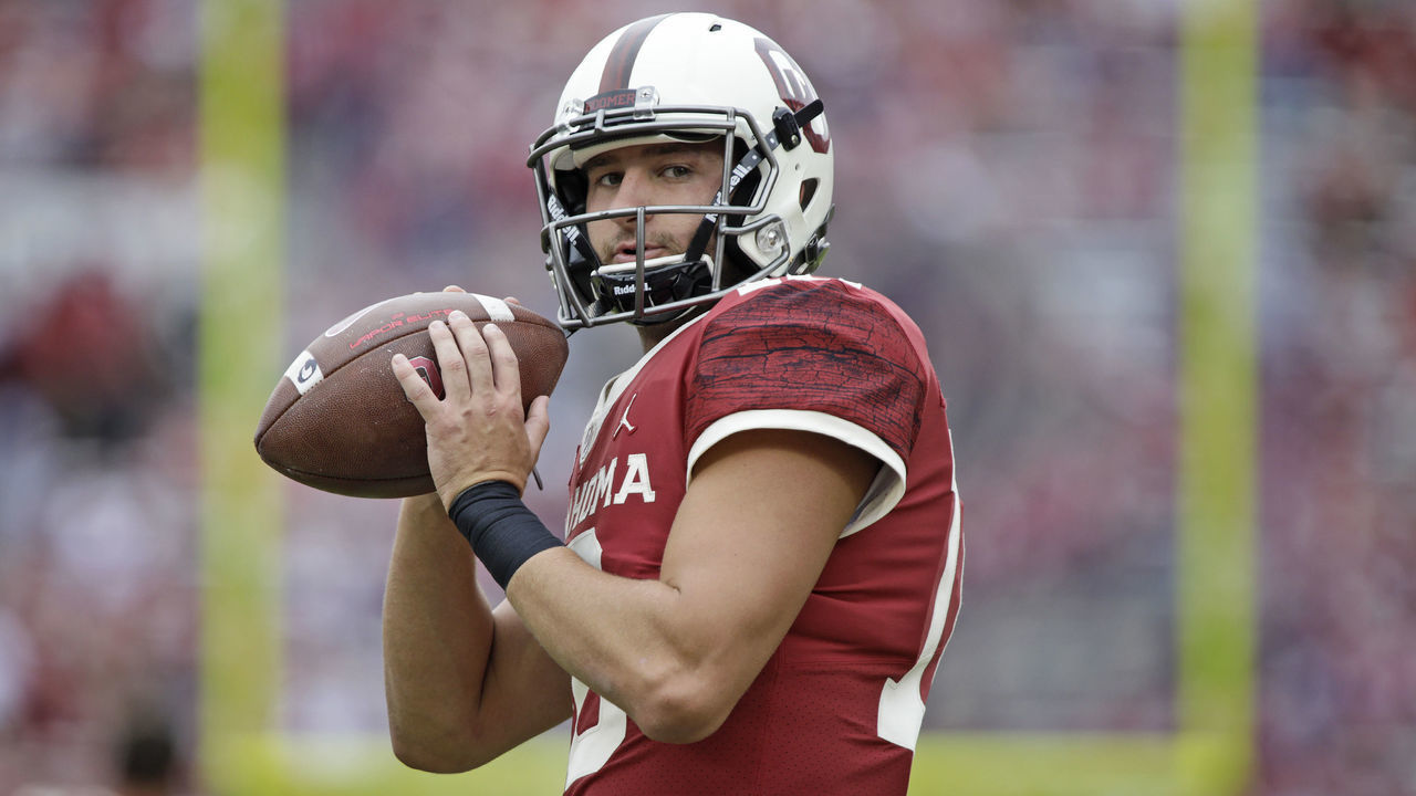 NORMAN, OK - SEPTEMBER 29: Quarterback Austin Kendall #10 of the Oklahoma Sooners warms up before the game against the Baylor Bears at Gaylord Family Oklahoma Memorial Stadium on September 29, 2018 in Norman, Oklahoma. Oklahoma defeated Baylor 66-33.