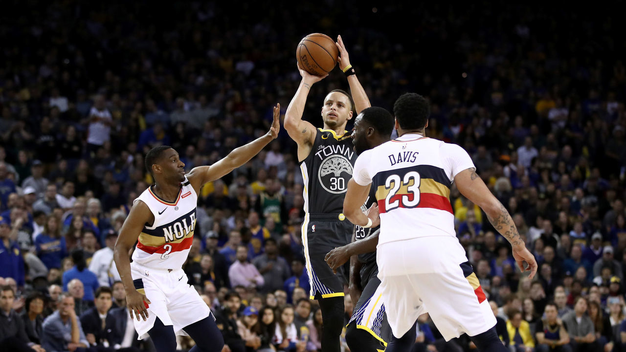 OAKLAND, CALIFORNIA - JANUARY 16: Stephen Curry #30 of the Golden State Warriors shoots over Ian Clark #2 of the New Orleans Pelicans at ORACLE Arena on January 16, 2019 in Oakland, California.