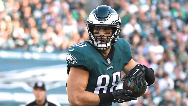 PHILADELPHIA, PA - OCTOBER 07: Philadelphia Eagles Tight End Dallas Goedert (88) runs the ball during the football game between the Minnesota Vikings and the Philadelphia Eagles on October 7, 2018, at Lincoln Financial Field in Philadelphia, PA.