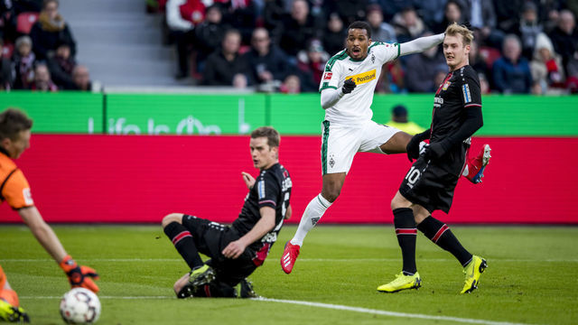 LEVERKUSEN, GERMANY - JANUARY 18: Alassane Plea of Borussia Moenchengladbach score his teams first goal during the Bundesliga match between Bayer 04 Leverkusen and Borussia Moenchengladbach at BayArena on January 18, 2019 in Leverkusen, Germany.