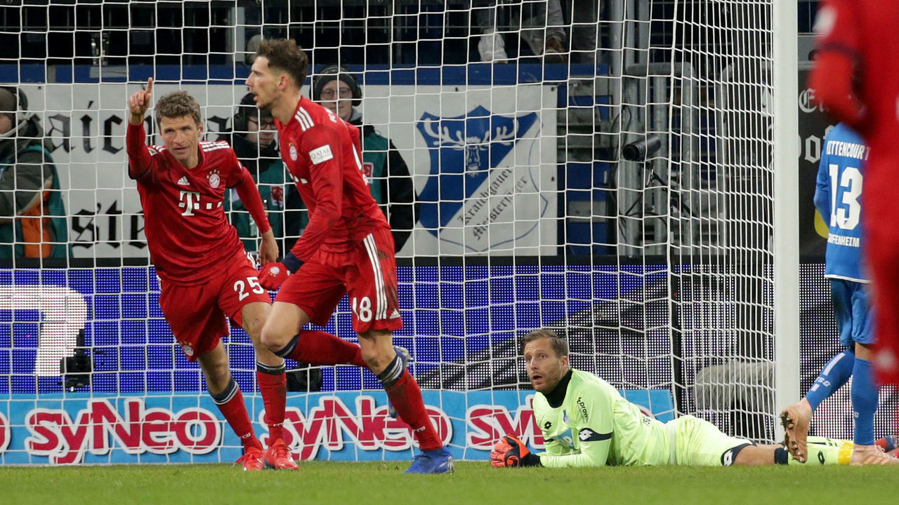 18 January 2019, Baden-Wuerttemberg, Sinsheim: Soccer: Bundesliga, 1899 Hoffenheim - Bayern Munich, 18th matchday, in the PreZero Arena. The Munich Leon Goretzka (M) is happy with the Munich Thomas Müller (L) about the goal to 2-0, goalkeeper Oliver Baumann (Hoffenheim) Photo: Hasan Bratic/dpa - IMPORTANT NOTE: In accordance with the requirements of the DFL Deutsche Fußball Liga or the DFB Deutscher Fußball-Bund, it is prohibited to use or have used photographs taken in the stadium and/or the match in the form of sequence images and/or video-like photo sequences.