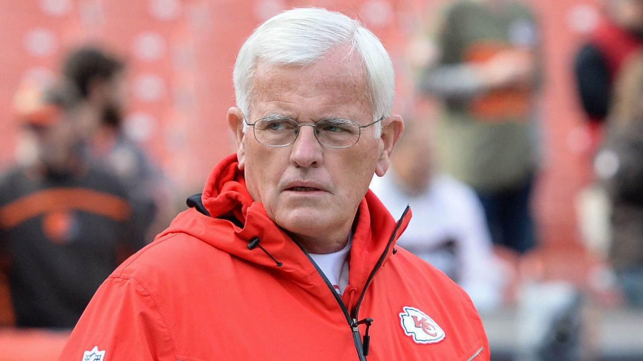 CLEVELAND, OH - NOVEMBER 4, 2018: Defensive coordinator Bob Sutton of the Kansas City Chiefs on the field prior to a game against the Cleveland Browns on November 4, 2018 at FirstEnergy Stadium in Cleveland, Ohio. Kansas City won 37-21. (Photo by: 2018 Nick Cammett/Diamond Images/Getty Images)