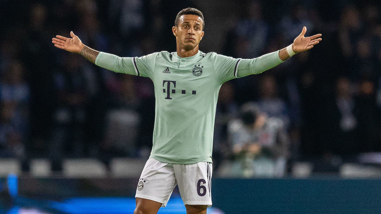 BERLIN, GERMANY - SEPTEMBER 28: Thiago Alcantara of FC Bayern Muenchen reacts during the Bundesliga match between Hertha BSC and FC Bayern Muenchen at Olympiastadion on September 28, 2018 in Berlin, Germany.