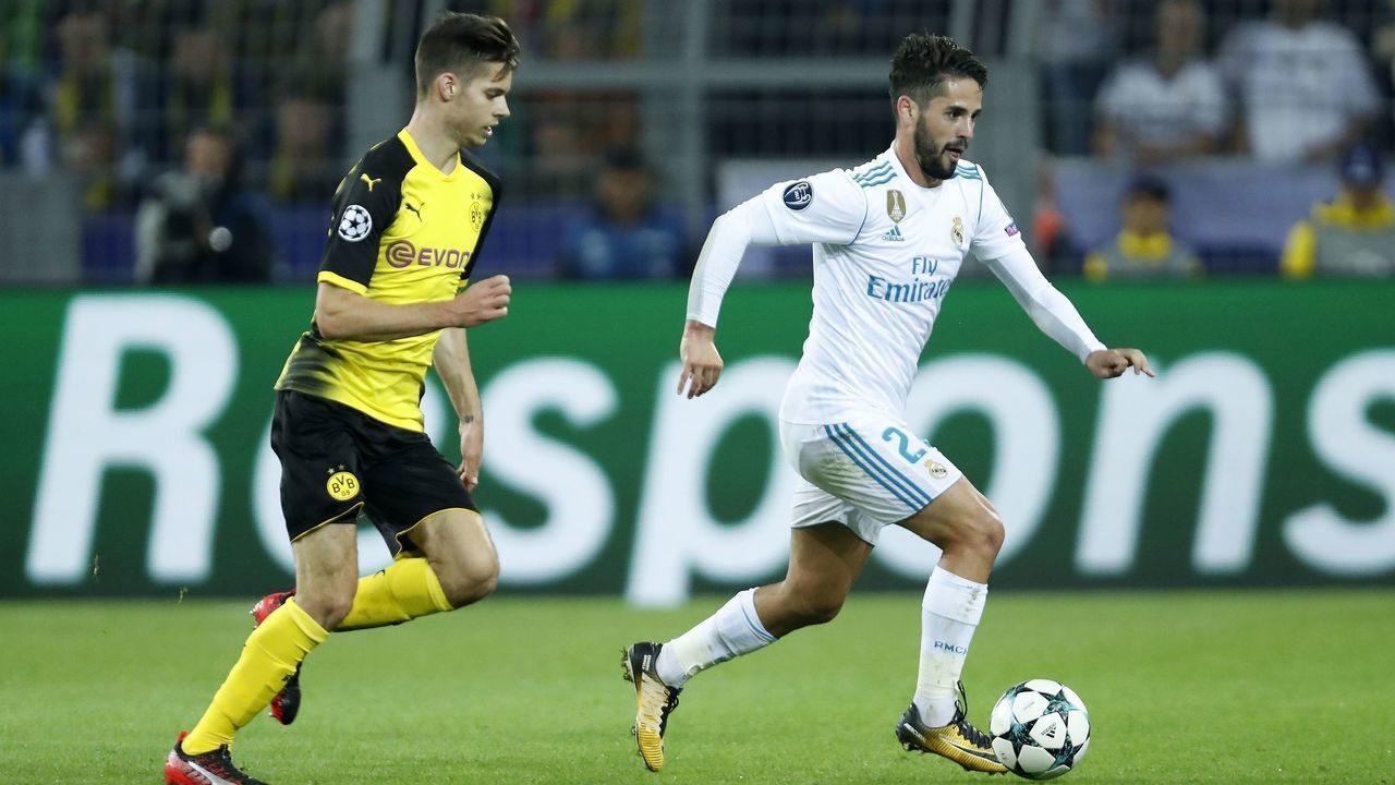 (L-R) Julian Weigl of Borussia Dortmund, Isco of Real Madrid during the UEFA Champions League group H match between Borussia Dortmund and Real Madrid on September 26, 2017 at the Signal Iduna Park stadium in Dortmund, Germany.