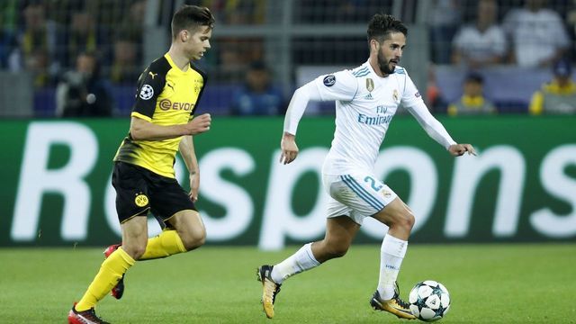 (L-R) Julian Weigl of Borussia Dortmund, Isco of Real Madrid during the UEFA Champions League group H match between Borussia Dortmund and Real Madrid on September 26, 2017 at the Signal Iduna Park stadium in Dortmund, Germany.