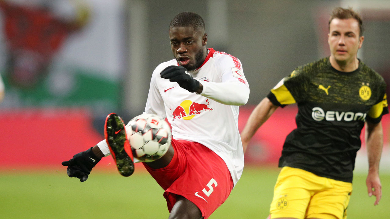 Rb Leipzig S Upamecano Suffers Knee Injury Scare In Training Thescore Com