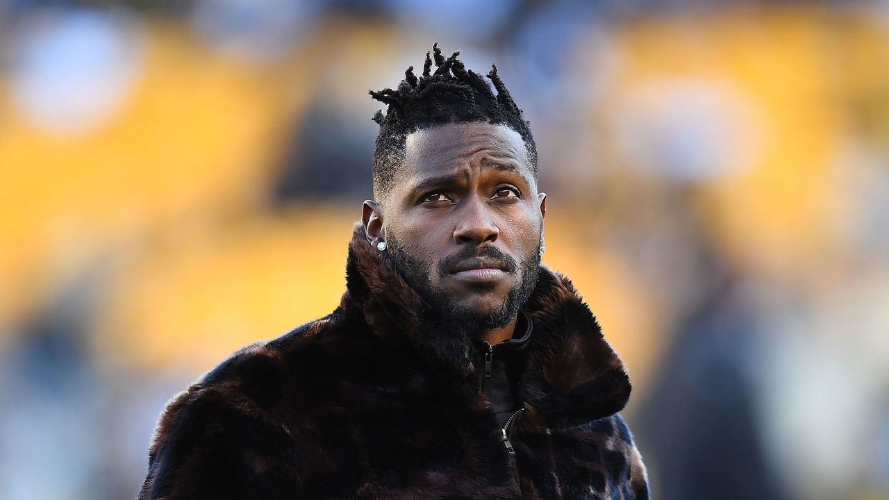 PITTSBURGH, PA - DECEMBER 30: Antonio Brown #84 of the Pittsburgh Steelers looks on during warmups prior to the game against the Cincinnati Bengals at Heinz Field on December 30, 2018 in Pittsburgh, Pennsylvania.
