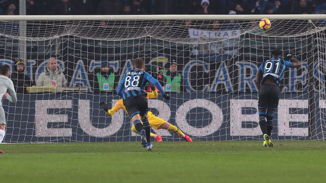 BERGAMO, ITALY - JANUARY 27: Duvan Zapata of Atalanta BC misses a penalty kick during the Serie A match between Atalanta BC and AS Roma at Stadio Atleti Azzurri d'Italia on January 27, 2019 in Bergamo, Italy.