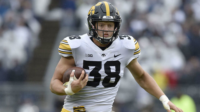 STATE COLLEGE, PA - OCTOBER 27: Iowa TE T.J. Hockenson (38) runs after a catch. The Penn State Nittany Lions defeated the Iowa Hawkeyes 30-24 on October 27, 2018 at Beaver Stadium in State College, PA.
