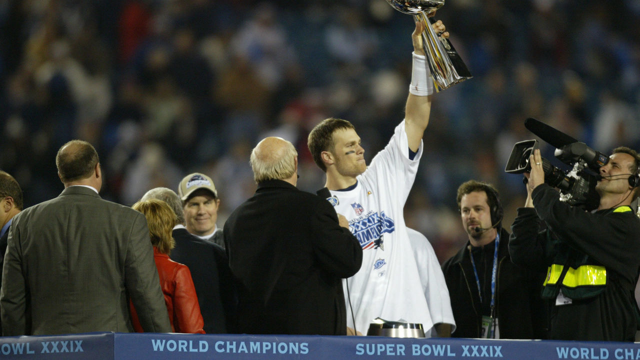NFL Football Super Bowl - trophy, Vince Lombardi trophy, Lombardi trophy Philadelphia Eagles against New England Patriots Tom Brady during the Super Bowl 39 in Jacksonville, Fla., on Feb.6, 2005 at ALLTEL Stadium. The Patriots won 24-21.