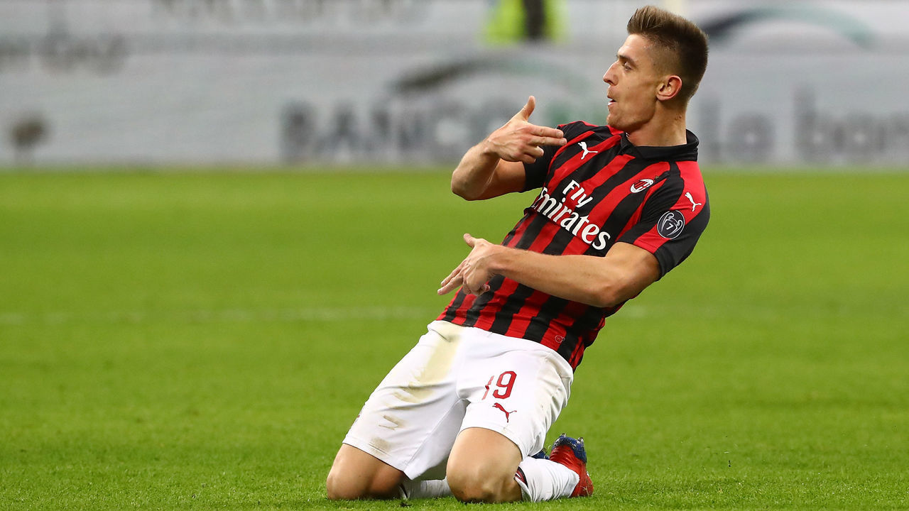 MILAN, ITALY - JANUARY 29: Krzysztof Piatek (R) of AC Milan celebrates his second goal during the Coppa Italia match between AC Milan and SSC Napoli at Stadio Giuseppe Meazza on January 29, 2019 in Milan, Italy.