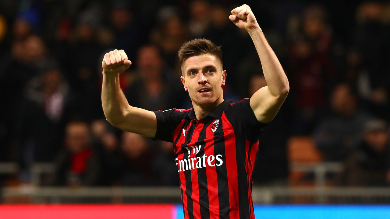 MILAN, ITALY - JANUARY 29: Krzysztof Piatek (R) of AC Milan celebrates after scoring the opening goal during the Coppa Italia match between AC Milan and SSC Napoli at Stadio Giuseppe Meazza on January 29, 2019 in Milan, Italy.