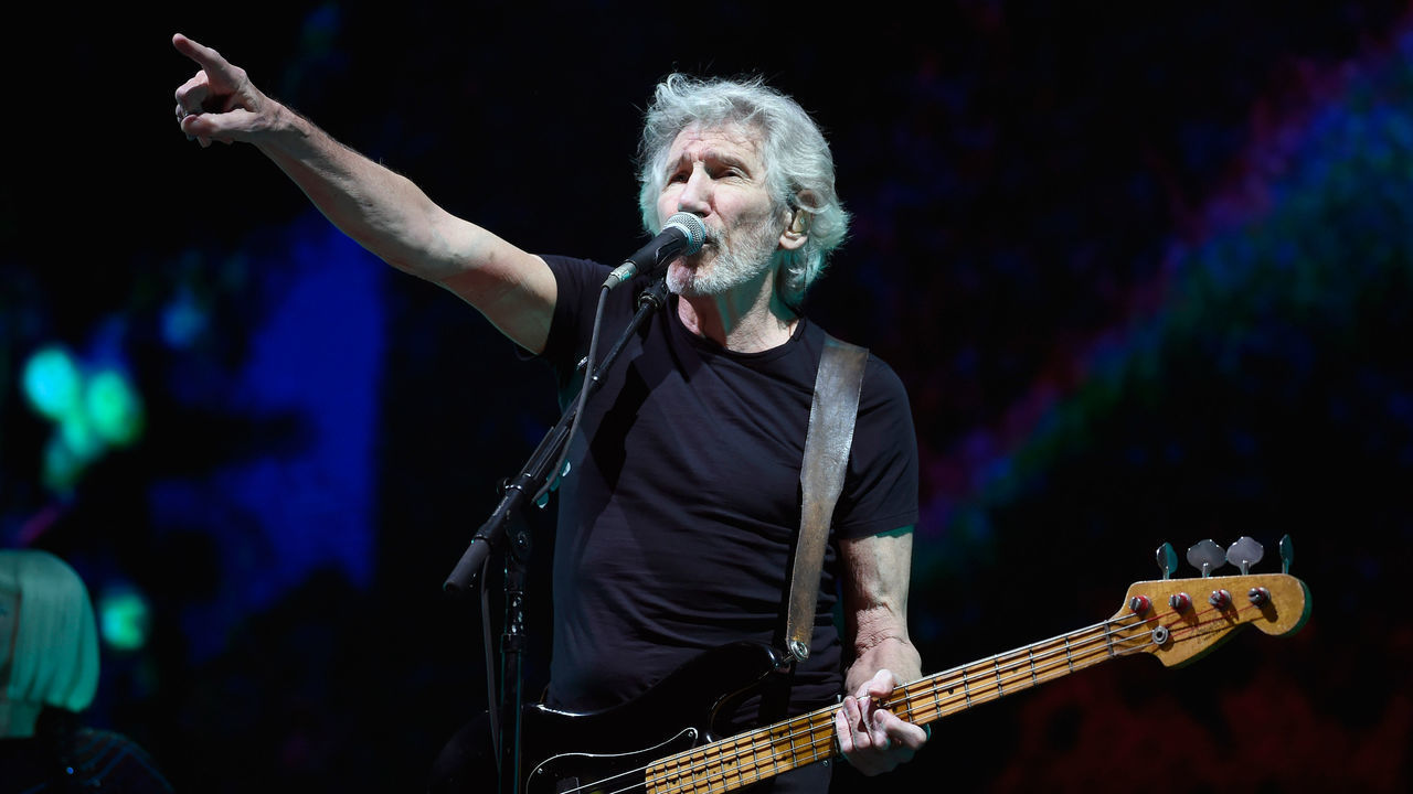 English singer/songwriter/bassist Roger Waters performs at the Sports Palace in Mexico City on November 28, 2018. - Waters is in Mexico for his tour called 'Roger Waters Us + Them 2018'.
