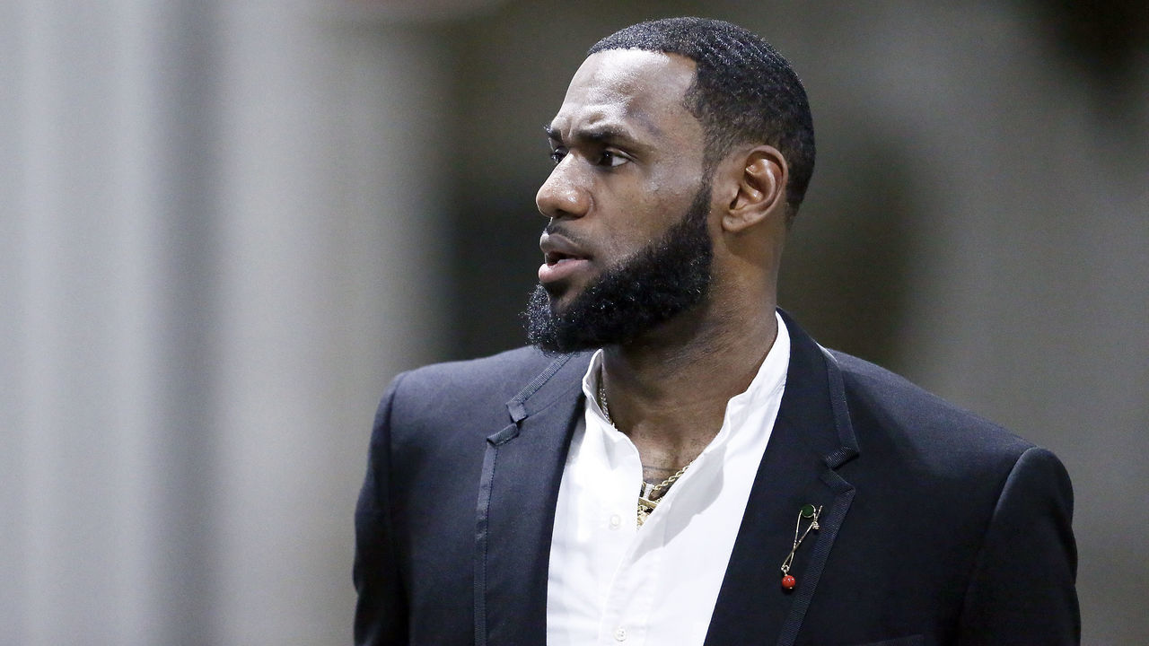 LOS ANGELES, CA - JAN 27: LeBron James #23 of the Los Angeles Lakers arrives prior to a game against the Phoenix Suns on January 27, 2019 at STAPLES Center in Los Angeles, California. NOTE TO USER: User expressly acknowledges and agrees that, by downloading and/or using this photograph, user is consenting to the terms and conditions of the Getty Images License Agreement. Mandatory Copyright Notice: Copyright 2019 NBAE
